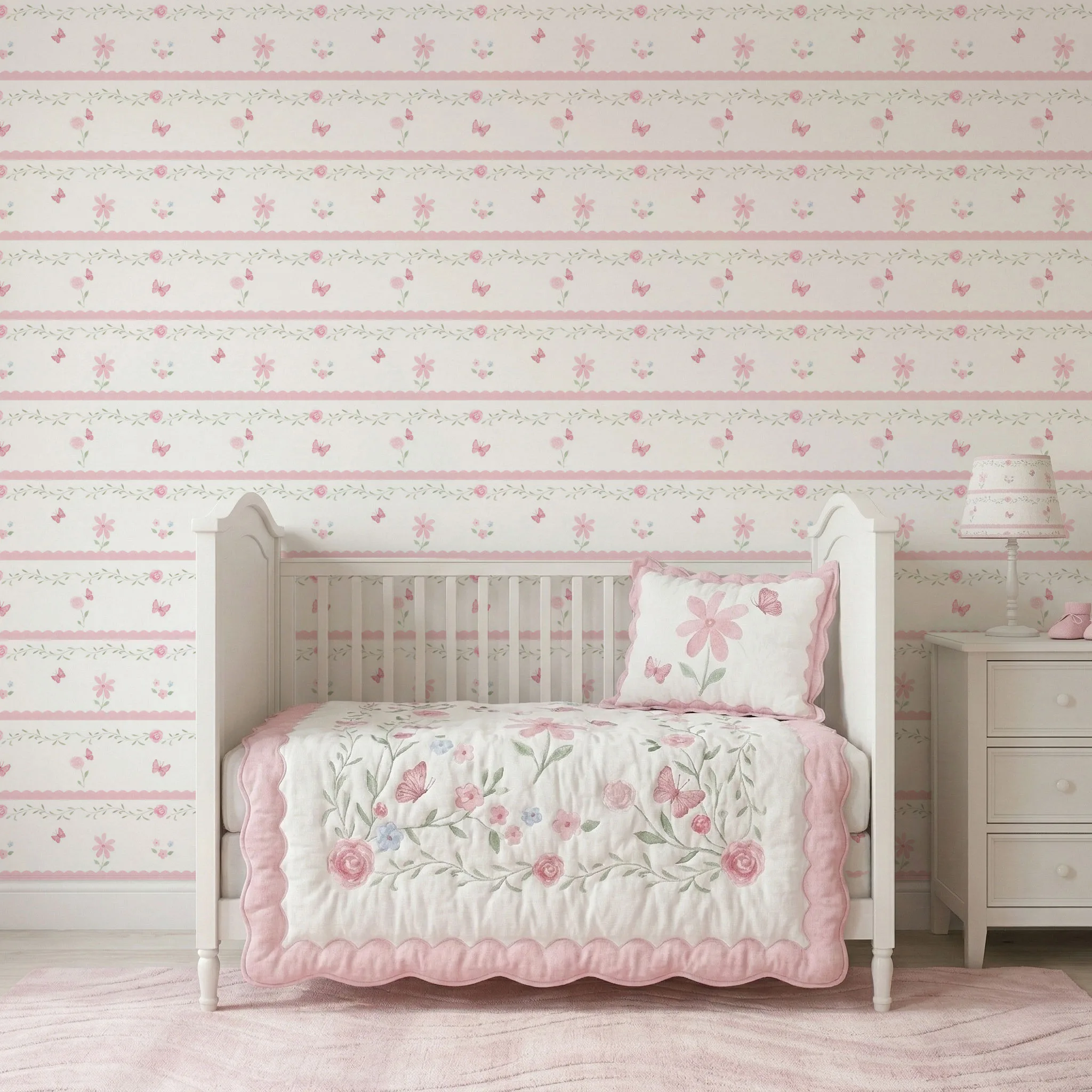 Papel de parede Little Rose em aquarela com listras e flores em quarto de bebê